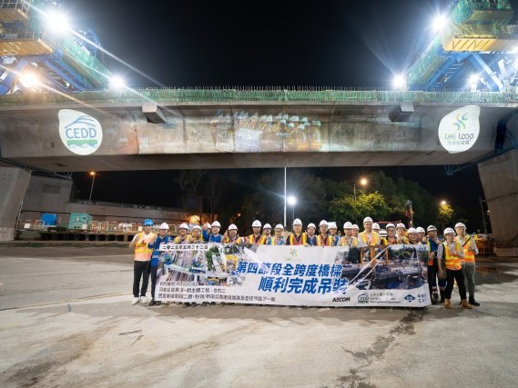 北都｜⼟拓署︰ST01連接路第四段全跨度橋樑吊裝完成 配合河套香港園區今年投入運營